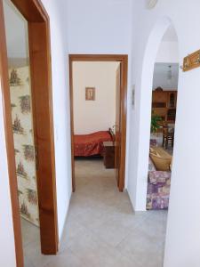 korytarzem prowadzącym do pokoju z sypialnią w obiekcie Panoramic Balos Sea View House w mieście Kisamos