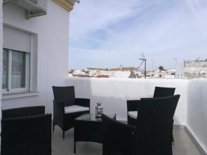 a group of chairs and a table on a balcony at Piso Con Terraza y Vistas Espectaculares in Carmona