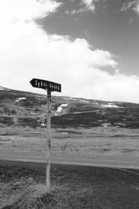 un letrero de la calle al costado de una carretera en Syðri-Þverá, en Hvammstangi