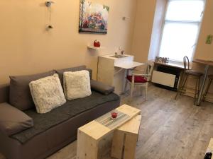 uma sala de estar com um sofá e uma mesa em STUDIO FLAT Grunwaldzka up to 2persons+1 em Breslávia