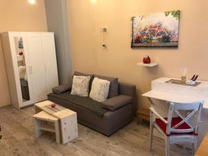 een woonkamer met een bank en een tafel bij STUDIO FLAT Grunwaldzka up to 2persons+1 in Wrocław