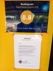 Certifikát, hodnocení, plakát nebo jiný dokument vystavený v ubytování Ban Suan Sukjai Mae Sariang