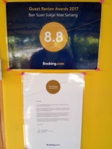 Certifikát, hodnocení, plakát nebo jiný dokument vystavený v ubytování Ban Suan Sukjai Mae Sariang