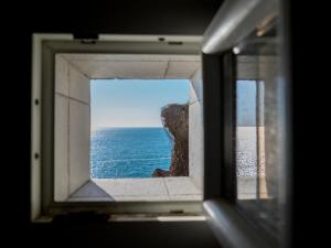 una ventana con vistas al océano en Unda de Ma Sea View Terrace Apartment en Vernazza