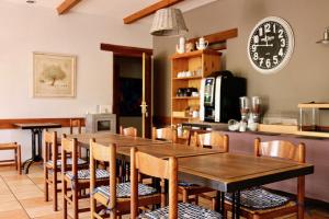 Kuchyň nebo kuchyňský kout v ubytování Logis Hôtel Restaurant Le Mas de Mon Père