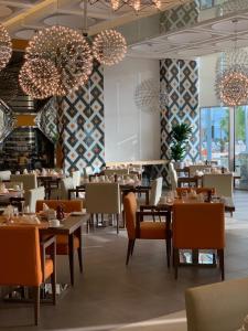 Restaurace v ubytování Royal M Hotel Abu Dhabi by Gewan