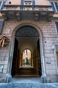 ローマにあるAssunta Domusのアーチ型の建物の入口