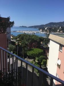 widok na wodę z balkonu budynku w obiekcie Magia nel golfo del Tigullio w Rapallo