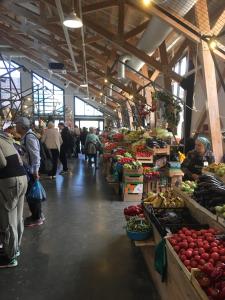 ピャチゴルスクにあるGuest House Pragmaの果物・野菜市場を歩く人々のいる市場