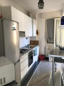 kuchnia ze stalową lodówką i stołem w obiekcie Magia nel golfo del Tigullio w Rapallo