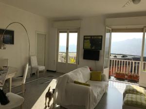 salon z białą kanapą i kotem spacerującym po okolicy w obiekcie Magia nel golfo del Tigullio w Rapallo