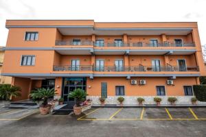 un edificio de apartamentos con aparcamiento en Hotel Venere, en Villaricca