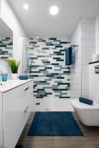 een badkamer met een bad, een wastafel en een toilet bij The Colors House, 629 - Private Apartment in Costa Teguise