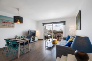sala de estar con sofá y mesa en The Colors House, 629 - Private Apartment en Costa Teguise