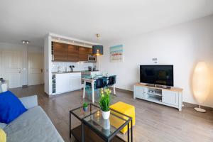 sala de estar con sofá y TV en The Colors House, 629 - Private Apartment en Costa Teguise