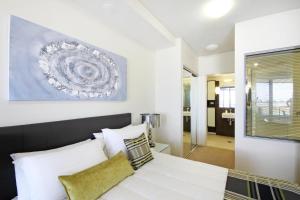 Giường trong phòng chung tại Monaco Caloundra +37 ảnh