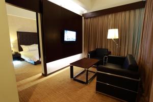 Televisyen dan/atau pusat hiburan di Symphony Suites Hotel
