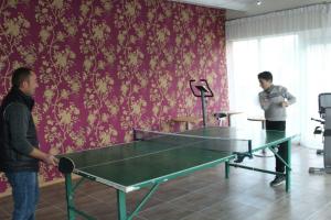Stolní tenis v ubytování Paradise Investment Resort nebo okolí