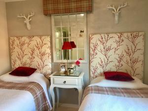 Ένα ή περισσότερα κρεβάτια σε δωμάτιο στο Otter Lodge Auchterarder