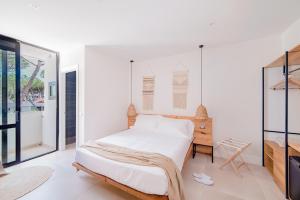 Кровать или кровати в номере Cumeja Beach Club & Hotel