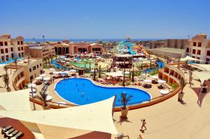 een luchtzicht op een waterpark in een resort bij Coral Sea Aqua Club Resort in Sharm El Sheikh