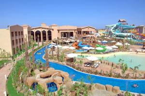 um resort com piscina e parque aquático em Coral Sea Aqua Club Resort em Sharm el Sheikh