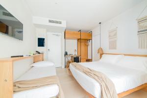 Кровать или кровати в номере Cumeja Beach Club & Hotel