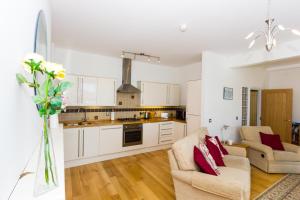 Gallery image of No 6 Hambrough House - Private Balcony and Sea View in Ventnor