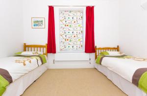 Gallery image of No 6 Hambrough House - Private Balcony and Sea View in Ventnor +7 photos