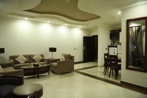 Svetainės erdvė apgyvendinimo įstaigoje Hudo Al Masa Apartment Hotel