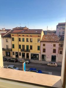 una vista desde una ventana de un aparcamiento con edificios en Appartamento SAN MICHELE, en Verona