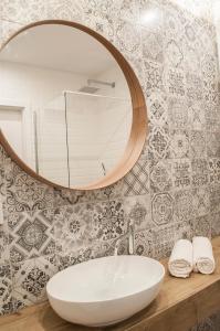 uma casa de banho com um lavatório branco e um espelho. em Brown Sugar | free garage | 2 separate rooms na Cracóvia