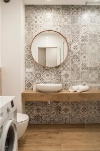 uma casa de banho com um lavatório e um espelho em Brown Sugar | free garage | 2 separate rooms na Cracóvia