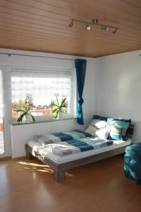 1 dormitorio con 1 cama en una habitación con ventana en CasaJansen - Große Wohnung im Dreistädte-Eck, en Núremberg