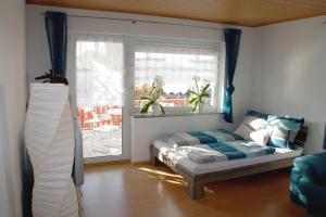 ニュルンベルクにあるCasaJansen - Große Wohnung im Dreistädte-Eckのベッドルーム(ベッド1台、窓付)