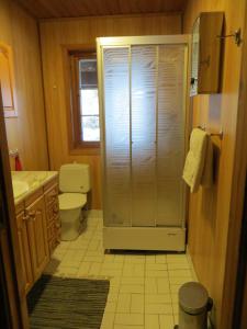 a bathroom with a shower and a toilet at Cosy chalet, 100m2 with fjordview! in Lauvstad