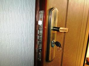 een afsluiting van een deur met een handvat bij Niš Apartman in Niš