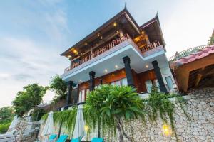 ein Haus mit Stühlen und Sonnenschirmen davor in der Unterkunft Ogix Cliff Paradise in Nusa Penida