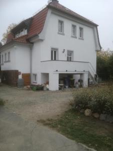 ein großes weißes Haus mit großer Auffahrt in der Unterkunft Auestraße 94A in Glauchau