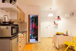 eine Küche mit einem Tisch und einer Mikrowelle in der Unterkunft Studio for Couples near Downtown in Iraklio