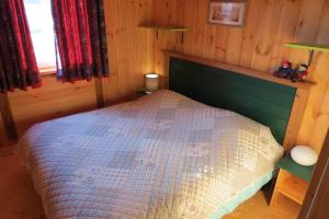 Peffingen的住宿－Haus Süskewiet，木制客房内的一间卧室,配有一张床
