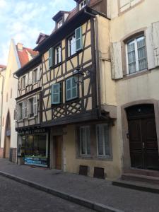 un edificio sul lato di una strada di Les Appartements Berthe Molly a Colmar