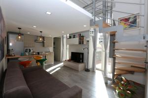 een woonkamer met een bank en een trap bij VILLA ROSA in Napels