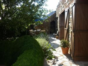 Traditional Greek Cottage في Palaiókastron: حديقة بها ممشى حجري بجوار مبنى +15 صورة