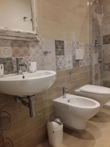 een badkamer met een wastafel en een toilet bij Prima Fila in Lerici