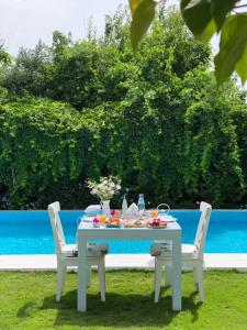 Taman di luar Alura Hotel