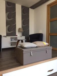 sypialnia z łóżkiem i krzesłem w pokoju w obiekcie LE CID w mieście Saumur