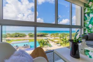 Vista de la piscina de Azure Beach Residences o d'una piscina que hi ha a prop