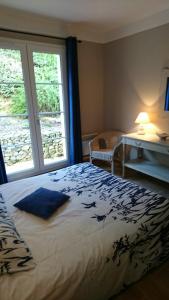 - une chambre avec un lit et une fenêtre dans l'établissement B&B La Boissière Et Le Vialat, à Montagnac