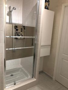 eine Dusche mit Glastür im Badezimmer in der Unterkunft Chambre d'hôtes l'Olivianne in Sarlat-la-Canéda